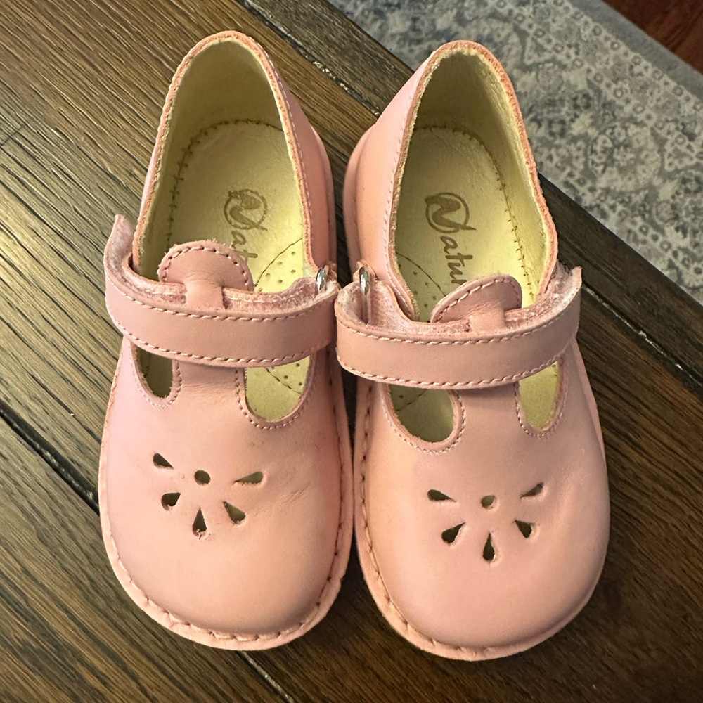 Light pink toddler NATURINO shoes, size 5